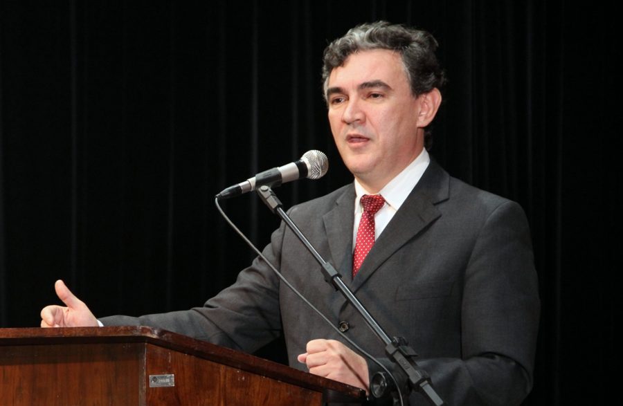 Marcos Cordiolli em palestra, ao microfone